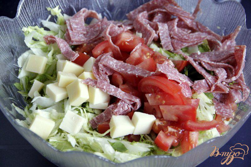Фото приготовление рецепта: Салат из макарон, с салями и овощами шаг №3