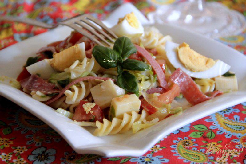 Фото приготовление рецепта: Салат из макарон, с салями и овощами шаг №6