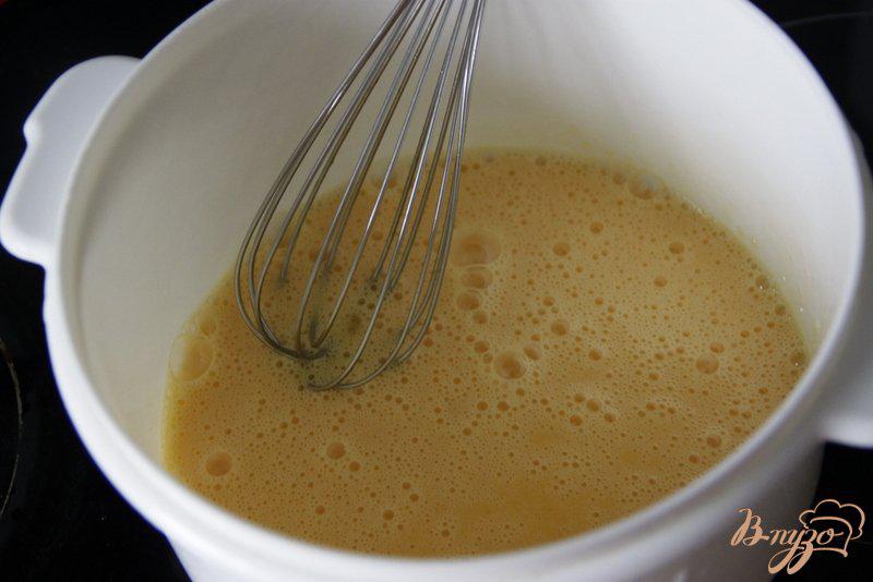 Фото приготовление рецепта: Яичный суп с кукурузой и сыром шаг №2