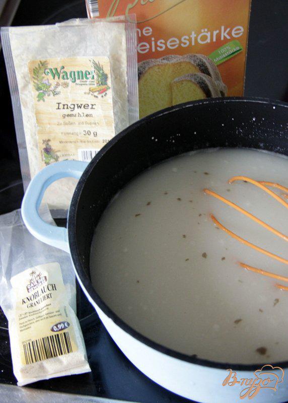 Фото приготовление рецепта: Яичный суп с кукурузой и сыром шаг №1