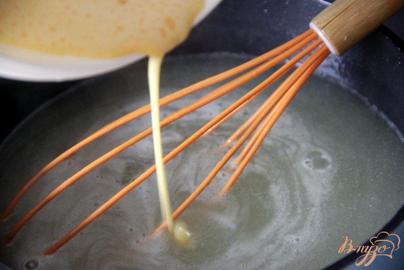 Фото приготовление рецепта: Яичный суп с кукурузой и сыром шаг №3
