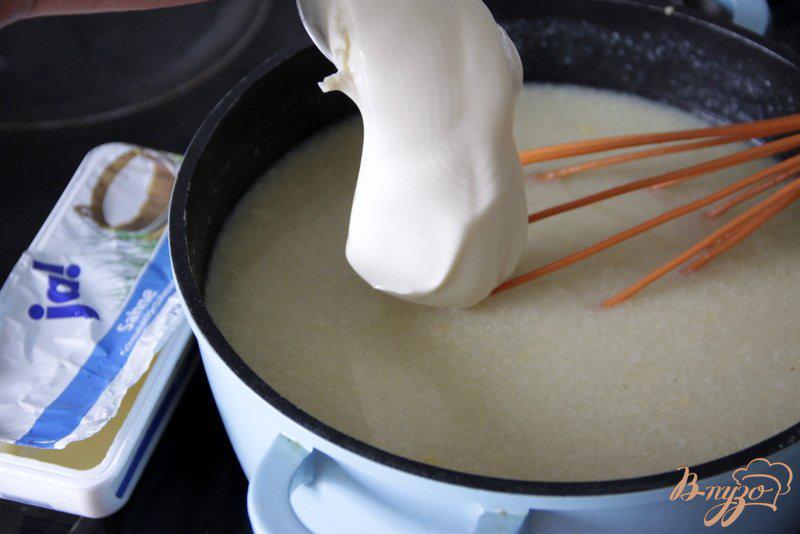 Фото приготовление рецепта: Яичный суп с кукурузой и сыром шаг №7