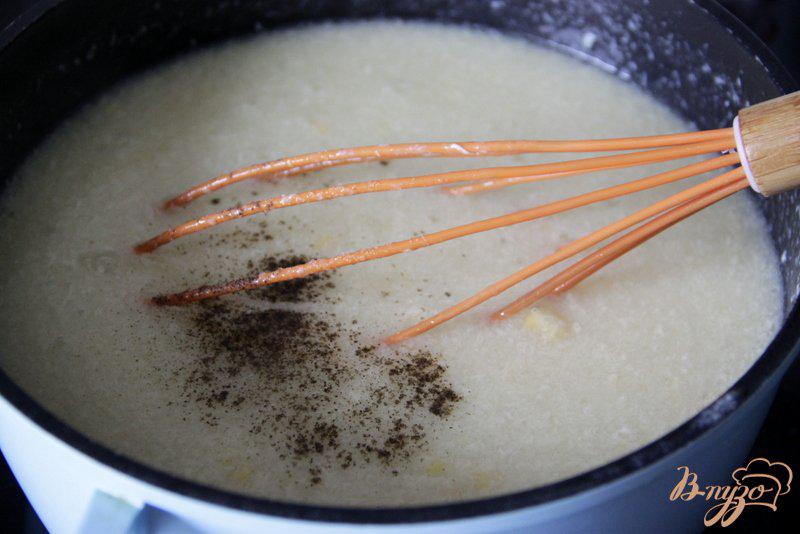 Фото приготовление рецепта: Яичный суп с кукурузой и сыром шаг №6