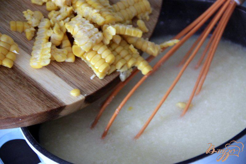 Фото приготовление рецепта: Яичный суп с кукурузой и сыром шаг №5