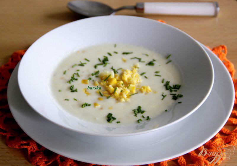 Фото приготовление рецепта: Яичный суп с кукурузой и сыром шаг №8