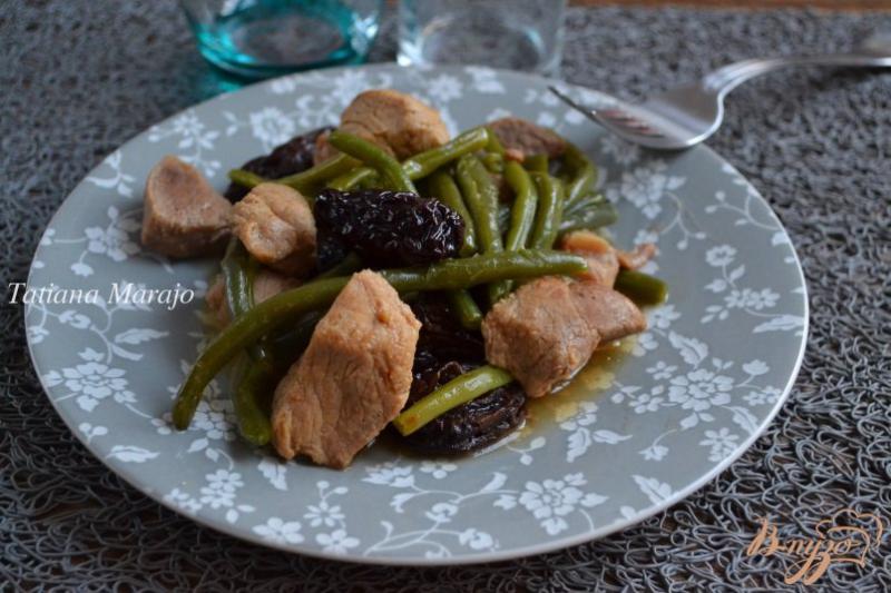 Фото приготовление рецепта: Свинина со стручковой фасолью и черносливом шаг №3