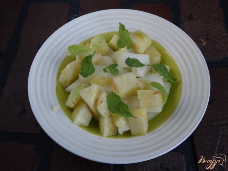 Фото приготовление рецепта: Салат с дыней и анананом шаг №4