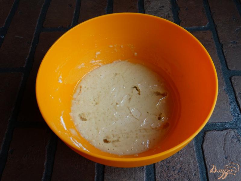 Фото приготовление рецепта: Дрожжевой кекс с голубикой шаг №4