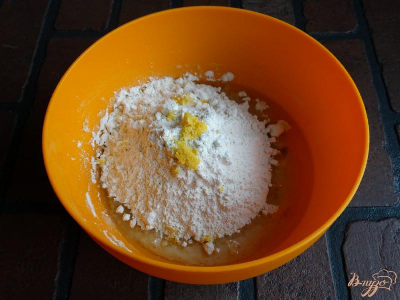 Фото приготовление рецепта: Дрожжевой кекс с голубикой шаг №6