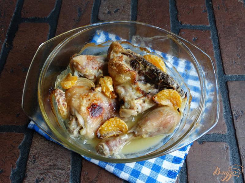 Фото приготовление рецепта: Курица, запеченная с мандаринами и луком шаг №5