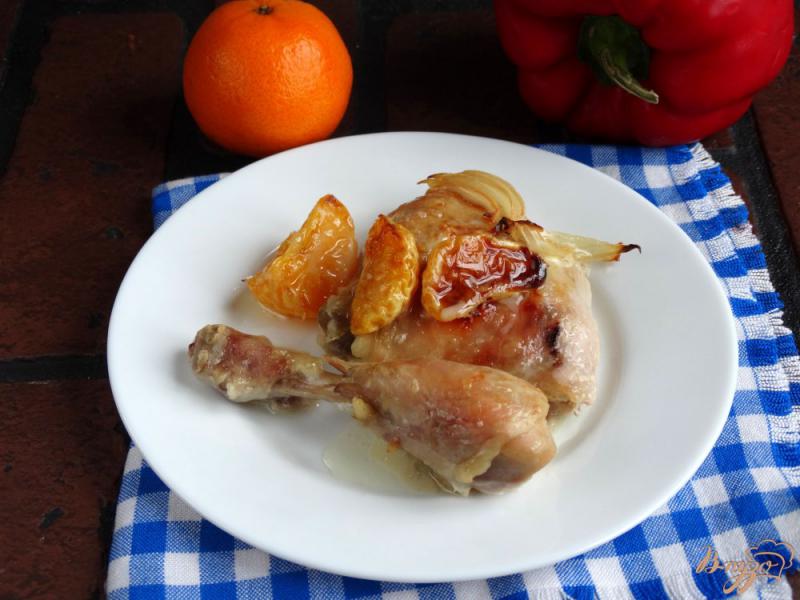 Фото приготовление рецепта: Курица, запеченная с мандаринами и луком шаг №6