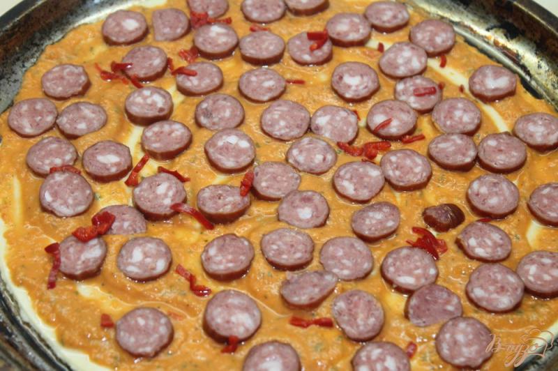 Фото приготовление рецепта: Пицца с охотничьими колбасками и перцем чили шаг №5