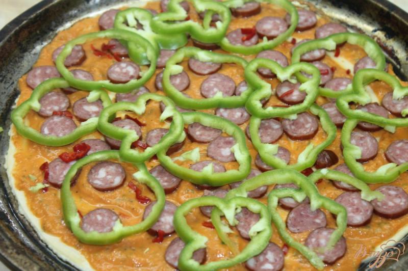 Фото приготовление рецепта: Пицца с охотничьими колбасками и перцем чили шаг №6