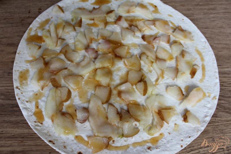 Фото приготовление рецепта: Лаваш с печеным яблоком и грушей шаг №5