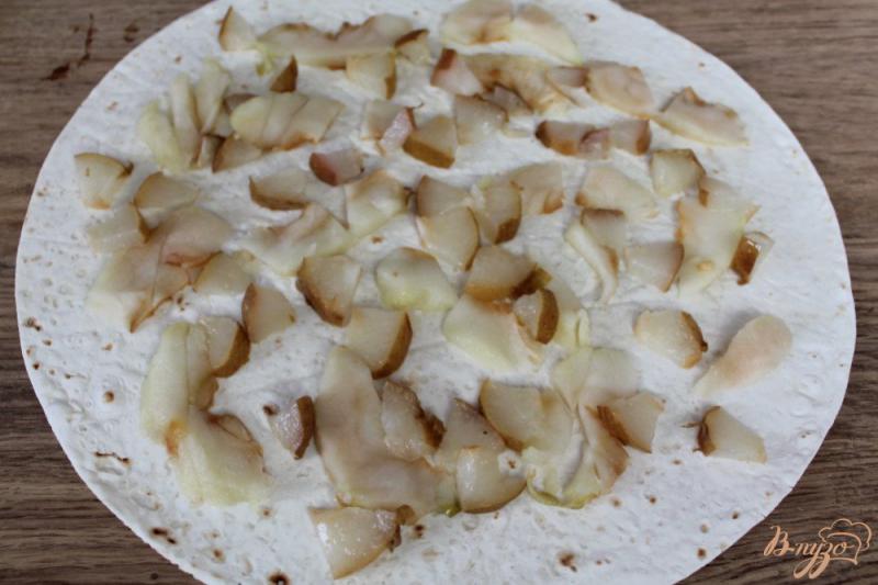 Фото приготовление рецепта: Лаваш с печеным яблоком и грушей шаг №4