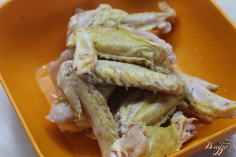 Фото приготовление рецепта: Куриные крылья маринованные в лимонном соке шаг №2