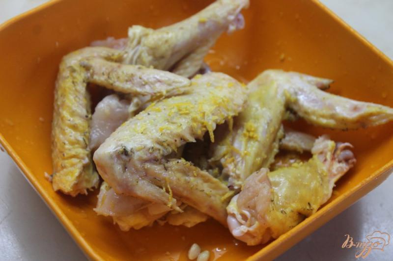 Фото приготовление рецепта: Куриные крылья маринованные в лимонном соке шаг №3