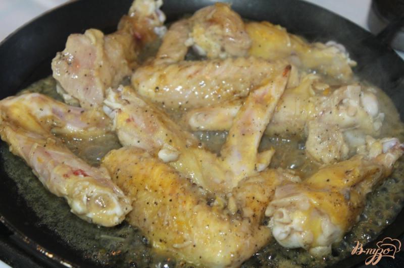 Фото приготовление рецепта: Куриные крылья маринованные в лимонном соке шаг №5