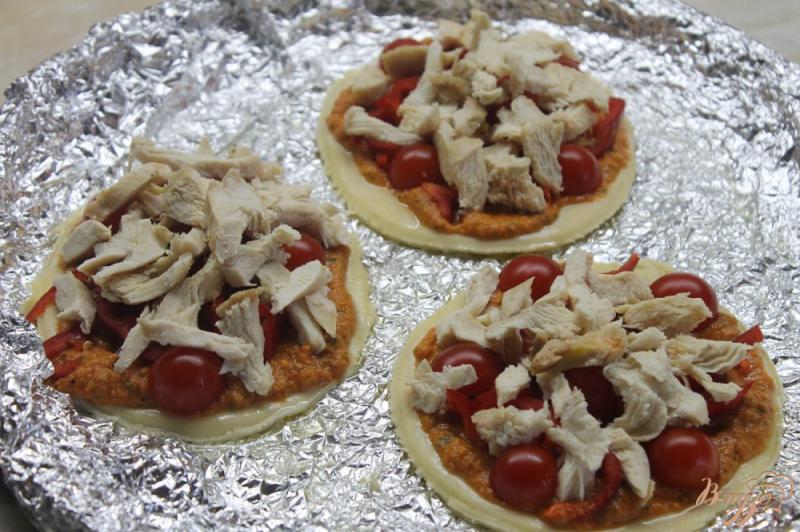Фото приготовление рецепта: Мини пицца с курицей и помидорами черри шаг №5