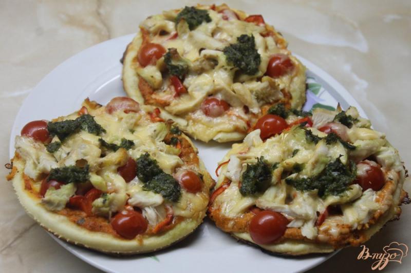Фото приготовление рецепта: Мини пицца с курицей и помидорами черри шаг №8
