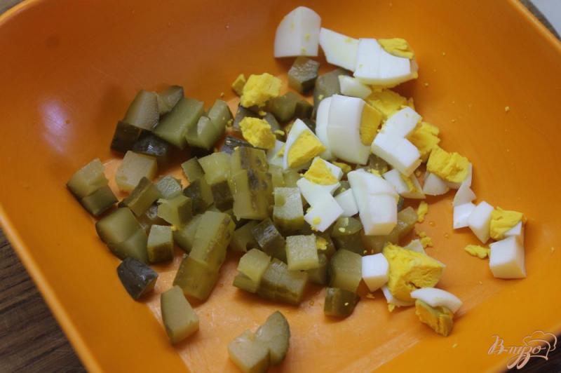Фото приготовление рецепта: Салат с охотничьими колбасками и ржаными сухариками шаг №3