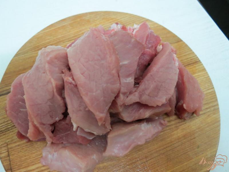 Фото приготовление рецепта: Свинина в сметанном соусе шаг №1