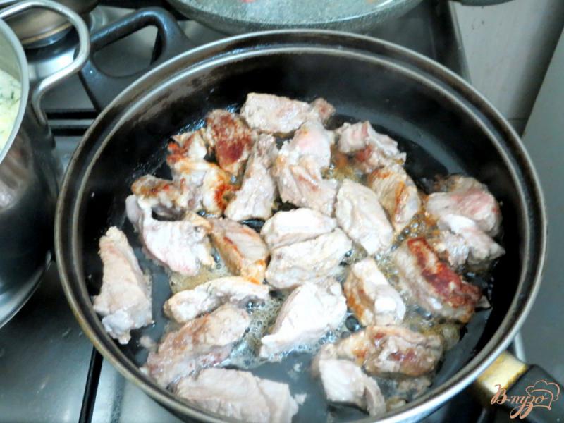 Фото приготовление рецепта: Свинина в сметанном соусе шаг №4