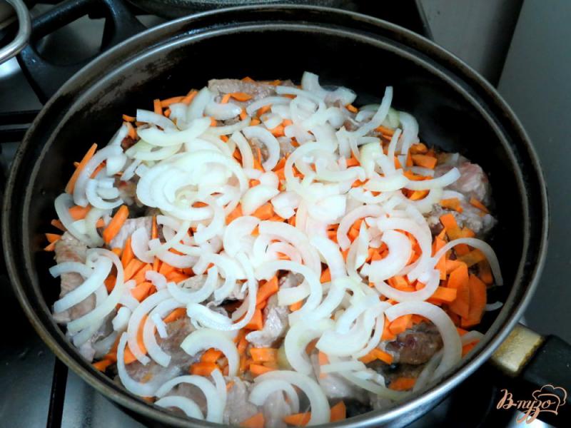 Фото приготовление рецепта: Свинина в сметанном соусе шаг №5