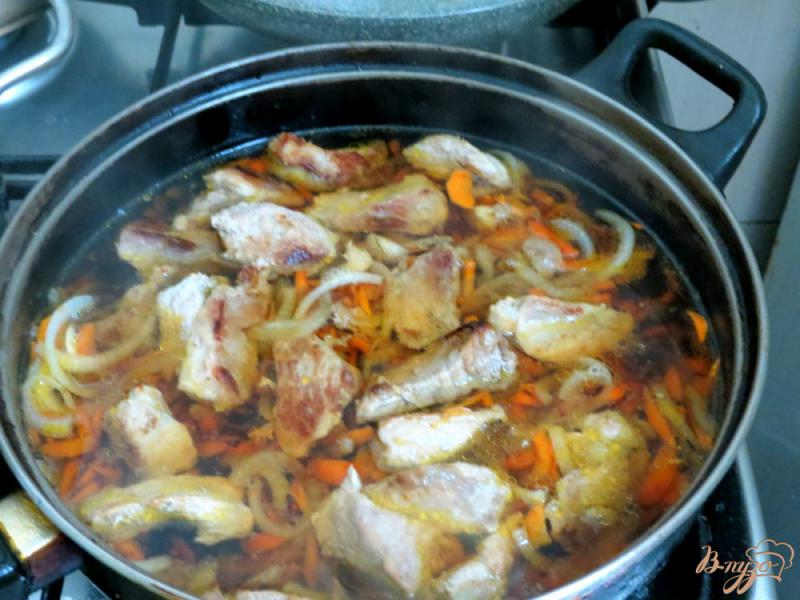 Фото приготовление рецепта: Свинина в сметанном соусе шаг №6