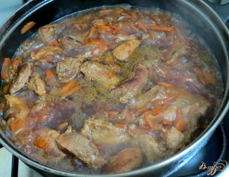 Фото приготовление рецепта: Свинина в сметанном соусе шаг №10