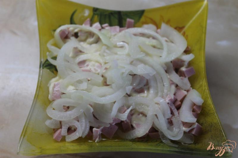 Фото приготовление рецепта: Слоеный салат с вареной колбасой и отварными овощами шаг №4