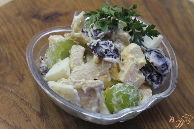 Фото приготовление рецепта: Салат с виноградом и курицей шаг №6