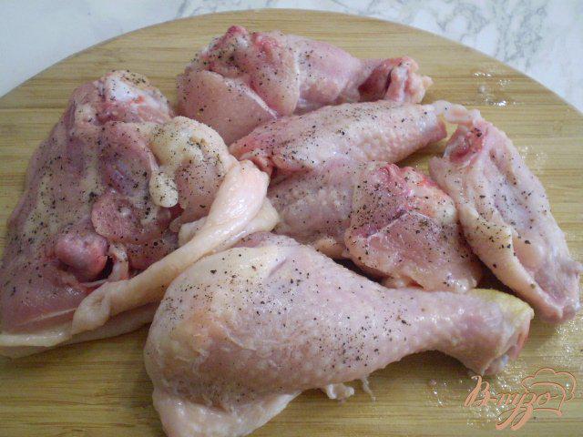 Фото приготовление рецепта: Курица с горчицей, чесноком и смородиной шаг №2