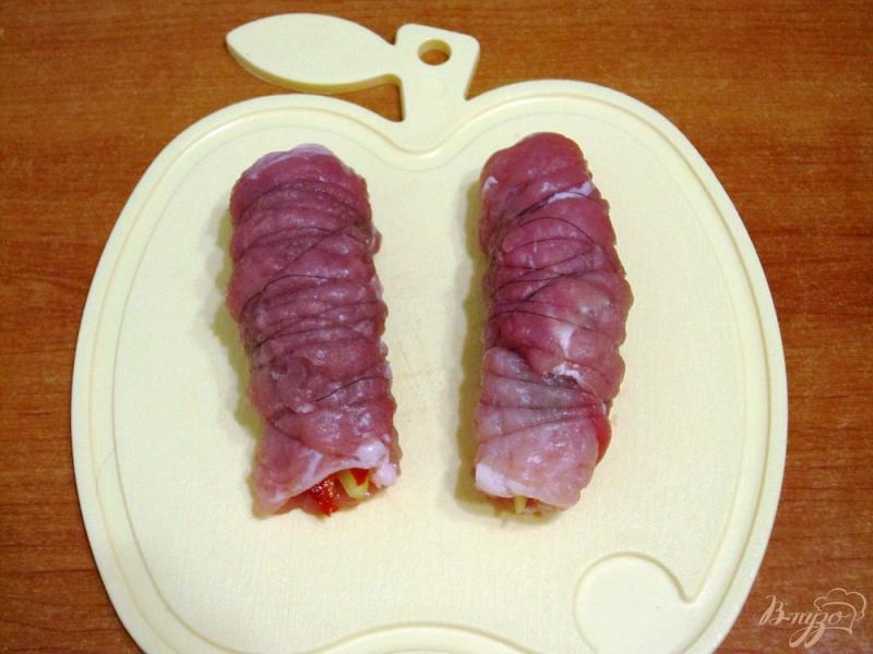 Фото приготовление рецепта: Рулетики из свинины со сладким перцем шаг №7
