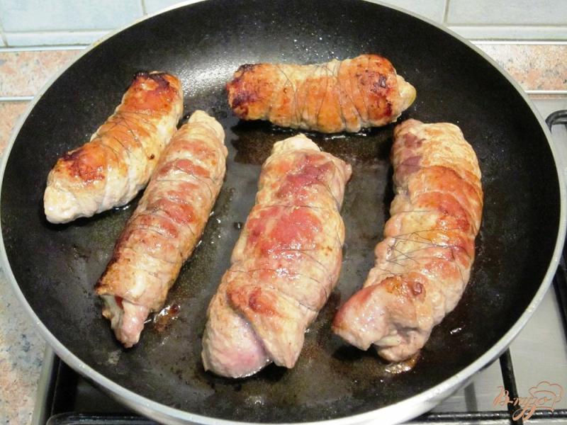 Фото приготовление рецепта: Рулетики из свинины со сладким перцем шаг №8