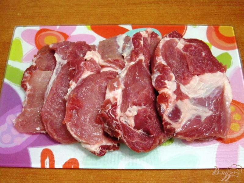 Фото приготовление рецепта: Рулетики из свинины со сладким перцем шаг №2