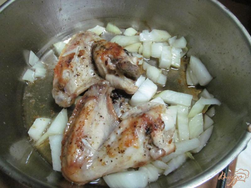 Фото приготовление рецепта: Куриные крылья с вермишелью в молоке шаг №2