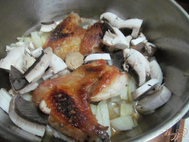Фото приготовление рецепта: Куриные крылья с вермишелью в молоке шаг №3