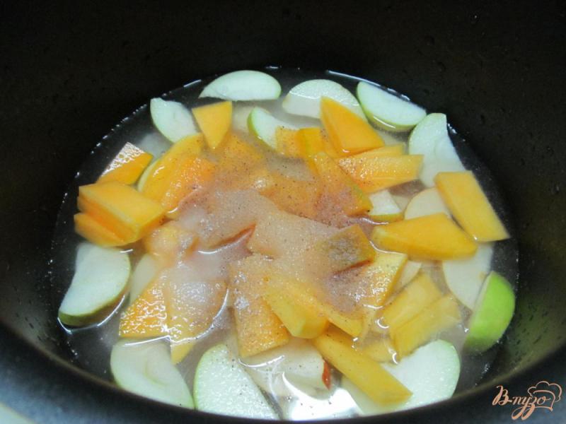 Фото приготовление рецепта: Рисовая каша с фруктами и тыквой в мультиварке шаг №4