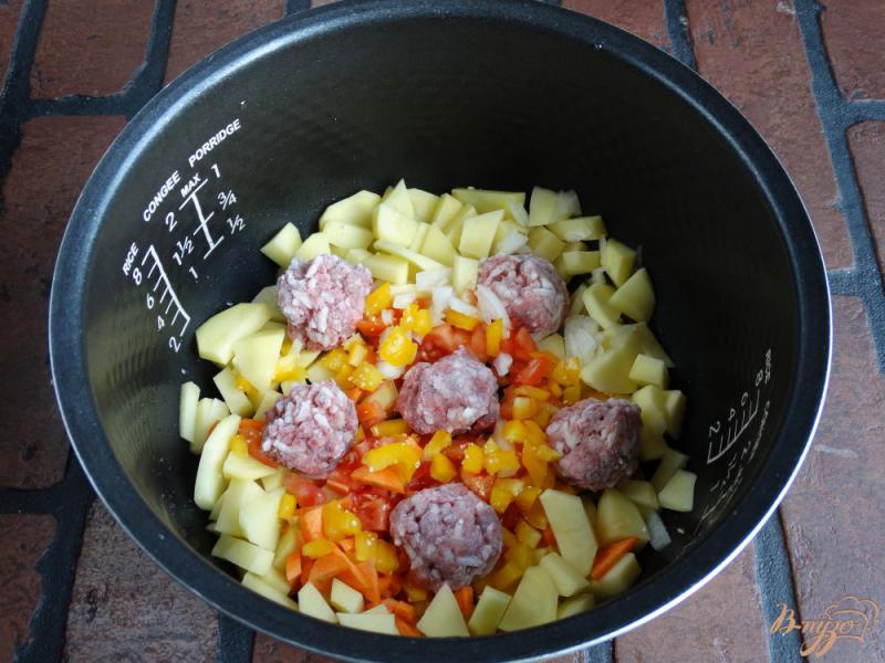 Фото приготовление рецепта: Суп с тефтелями и овощами в мультиварке шаг №8