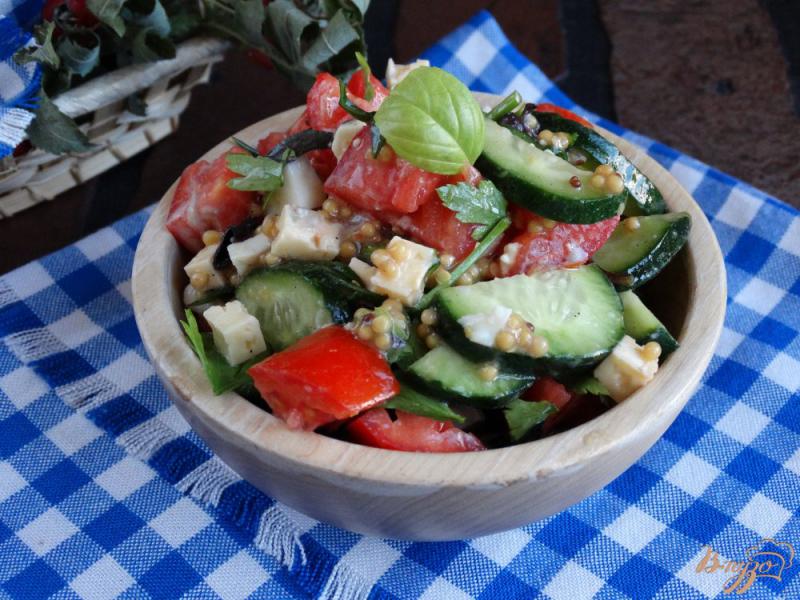Фото приготовление рецепта: Овощной салат с сыром и яйцами шаг №9