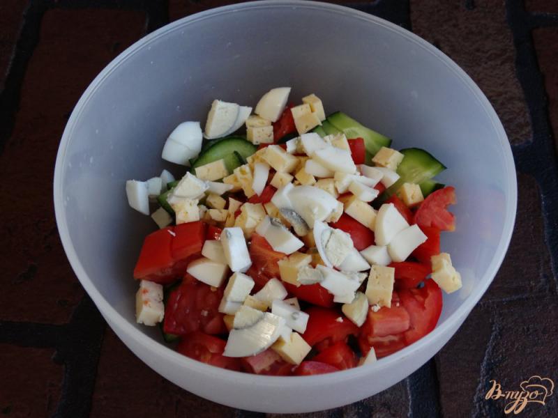 Фото приготовление рецепта: Овощной салат с сыром и яйцами шаг №4