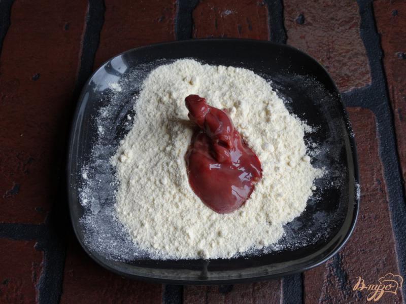 Фото приготовление рецепта: Жареная печень с баклажанами шаг №2