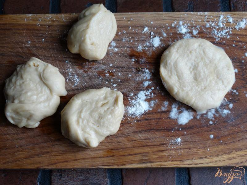 Фото приготовление рецепта: Жареные пирожки с брусникой и творогом шаг №2