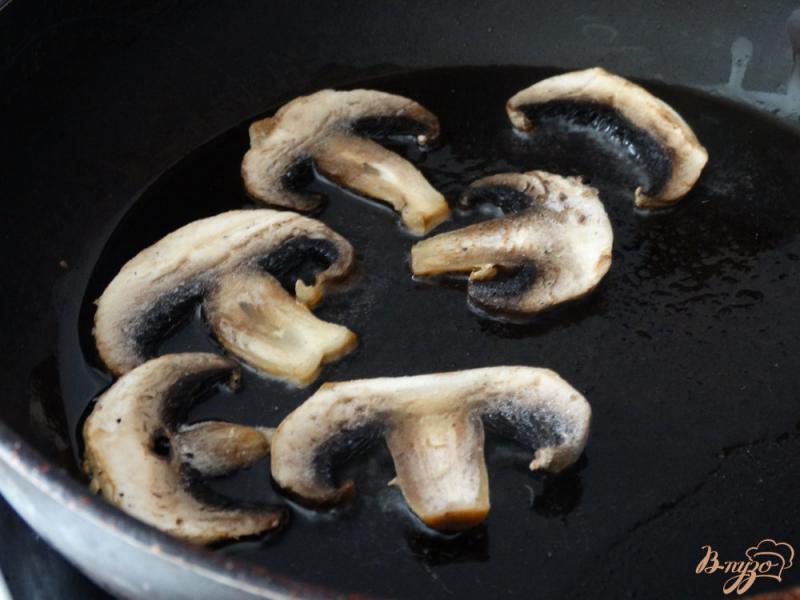 Фото приготовление рецепта: Курино-грибные отбивные в горчичном кляре шаг №2