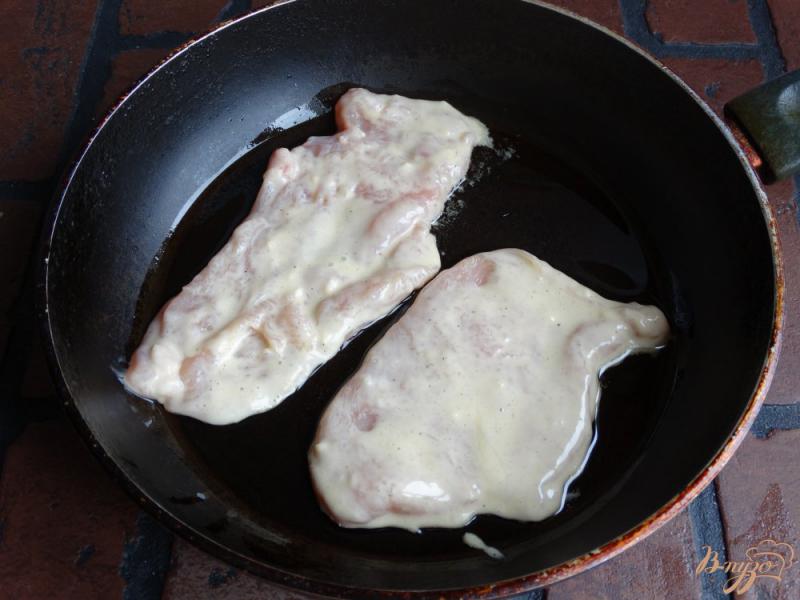 Фото приготовление рецепта: Курино-грибные отбивные в горчичном кляре шаг №7