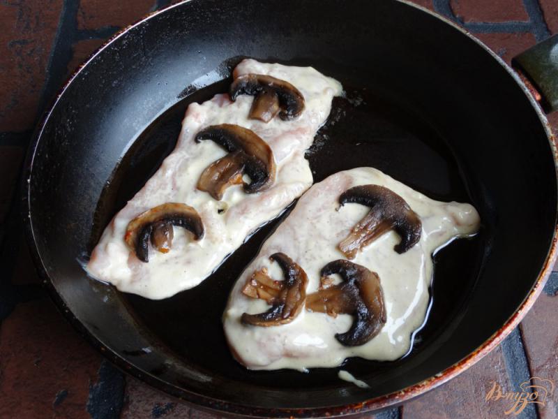 Фото приготовление рецепта: Курино-грибные отбивные в горчичном кляре шаг №8