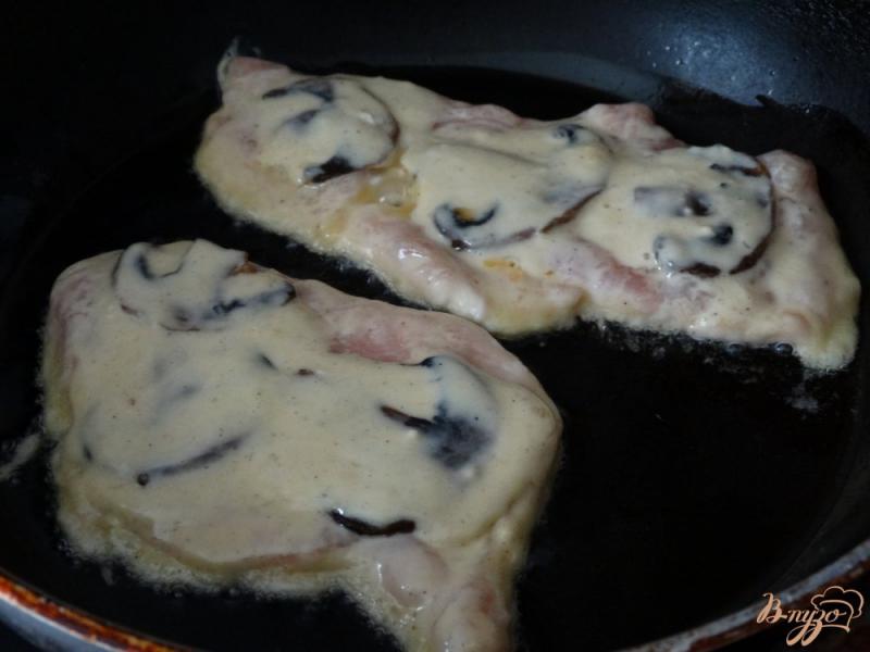 Фото приготовление рецепта: Курино-грибные отбивные в горчичном кляре шаг №9