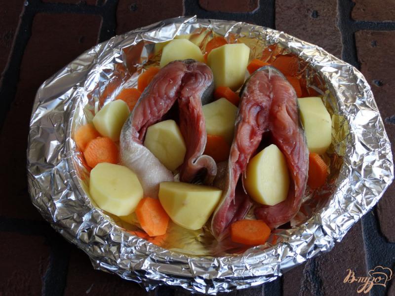 Фото приготовление рецепта: Горбуша с овощами в духовке шаг №4
