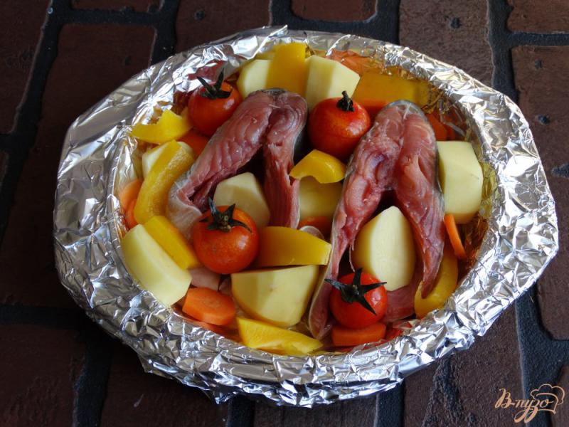 Фото приготовление рецепта: Горбуша с овощами в духовке шаг №6